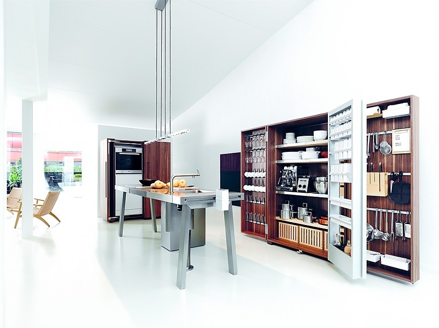 Taller de cocina de la serie b2 los armarios despenseros ofrecen lugar para guardar todo lo necesario (Bulthaup)