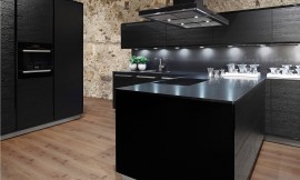 NATURA cocina chapada en madera lacada en negro. Los armarios columna Modern ART Verticon y los armarios altos ART TIP-TEC equipados con el sistema mecánico de apertura de puertas Sensomatic destacan junto a la encimera „stoneline“ Granit Nero satinado. Zuordnung: Stil Cocinas de diseño, Planungsart Detalles del diseño