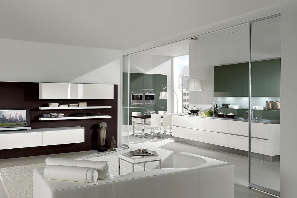 Cocina americana en gris verdoso y blanco alto brillo, el comedor ... Comedor y cocina americana