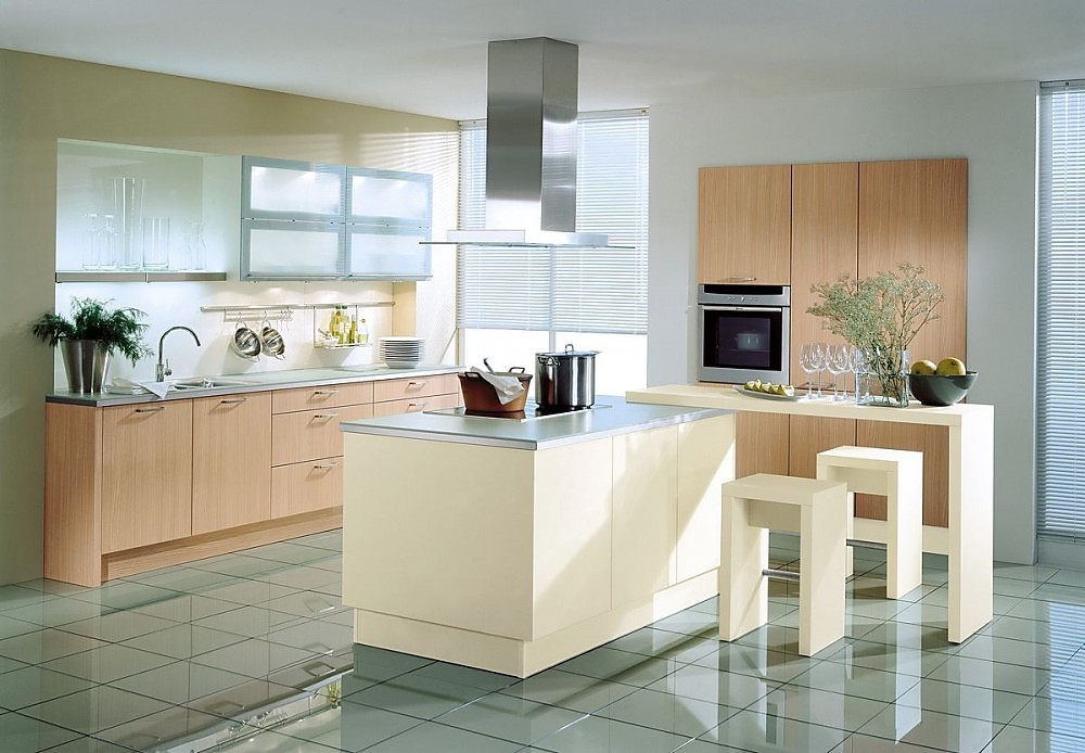 Isla de cocina en madera clara y con barra para comer en color crema. Diseño Madera cocina isla de