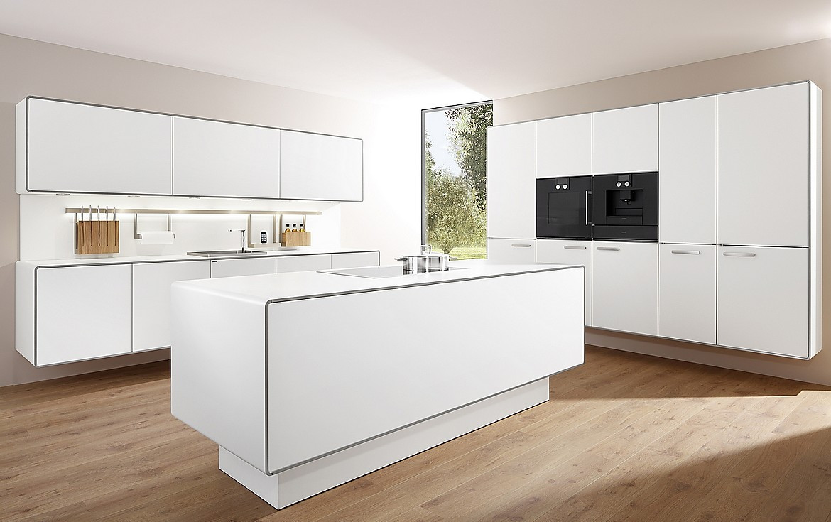 Flexibilidad, sencillez, elegancia y diseño actual, son las marcas que definen este modelo de cocina blanca. Los frentes blancos en laca diamantada le dan un toque brillante a todo el conjunto. Zuordnung: Stil Cocinas de diseño, Planungsart Cocinas con isla