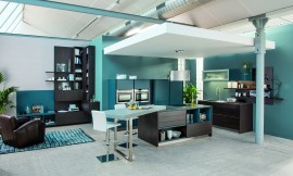 Cocina con isla con prolongación de mesa para comer que ayuda a integrar los dos ambientes: la cocina y la sala de estar.
La mezcla de colores y materiales junto a las estanterías abiertas consiguen crear un ambiente de sala de estar elegante e integrador. Los muebles columnas y los electrodomésticos integrados ofrecen espacio de almacenamiento suficiente para mantener la cocina organizada. Zuordnung: Stil Cocinas de diseño, Planungsart Cocinas americanas (abiertas)