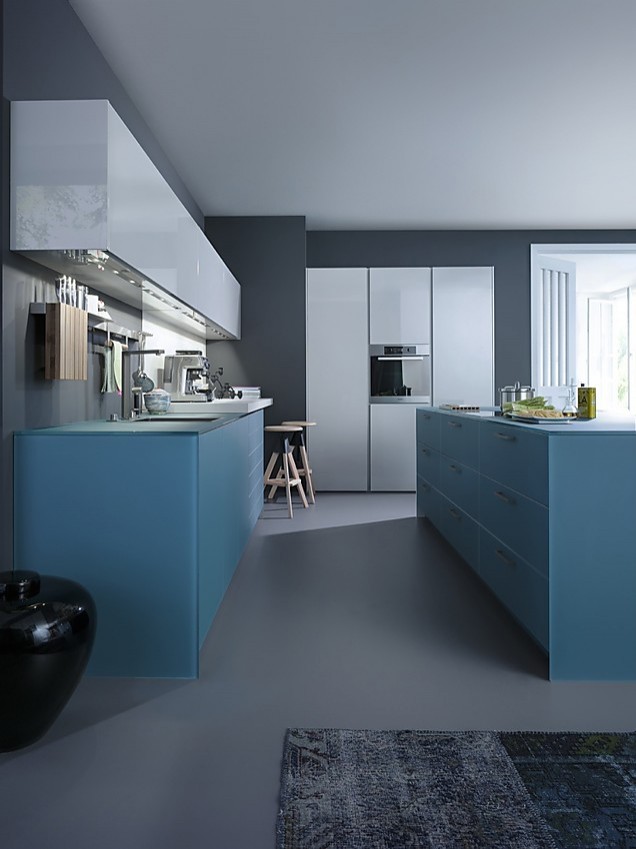 Frentes de cristal satinado y lacados de alto brillo, tonos azul verdoso y luminosos azules, la mezcla de colores y materiales crea en esta cocina un ambiente muy juvenil, fresco y agradable Zuordnung: Stil Cocinas modernas, Planungsart Cocinas en U