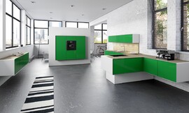 Frentes verde capri de superficies lacadas mate. El resto en cristal blanco con detalles en acero. Encimera a-Top con entrepaño chapado en roble. Los armarios bajos parecen flotar en la sala. Zuordnung: Stil Cocinas de diseño, Planungsart Cocinas americanas (abiertas)