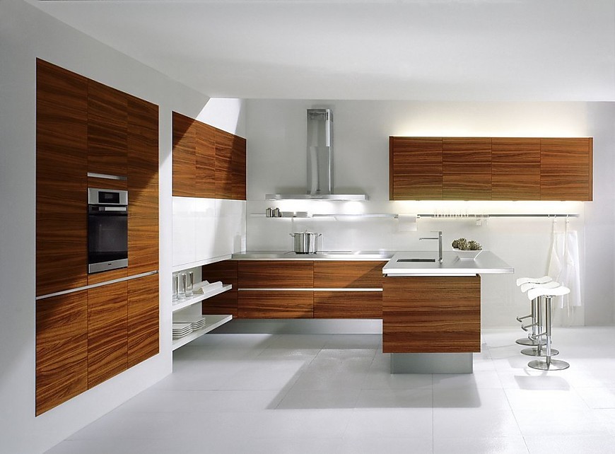 Cocina americana con barra, frentes balncos alto brillo y madera de teca