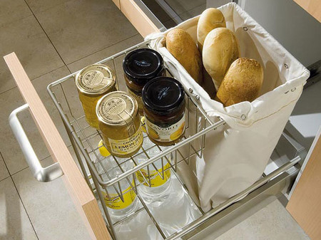 ¿Y dónde podemos guardar el pan? la respuesta, este armario con panera que nos permite guardar el pan con mucho estilo.