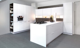 Blanco como la nieve, esta moderna cocina equipada de la casa Rotpunkt. El frente laminado se ha acabado con un color mate blanco Snow. El hecho de que las áreas individuales, tales como los estantes abiertos se realizan en la decoración de madera oscura con una veta vertical, esta cocina en U recibe una profundidad visual adicional y un &quot;+” Zuordnung: Stil Cocinas modernas, Planungsart Detalles del diseño