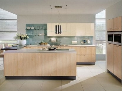 Cocina con frentes de madera de arce