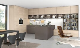 Juegos de luces para facilitar la transición entre los diferentes espacios de esta cocina americana. Zuordnung: Stil Cocinas modernas, Planungsart Equipamiento interior de la cocina