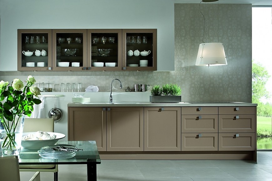 Cocina en línea, de estilo clásico, con frentes enmarcados en gris y beige