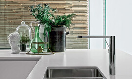 El diseño de líneas puras del fregadero y los grifos se integra sin fisuras en el concepto de diseño de esta cocina moderna y exclusiva. Zuordnung: Stil Cocinas de diseño, Planungsart Detalles del diseño