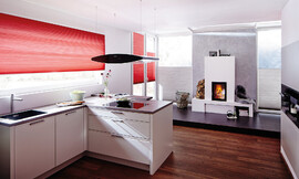Pequeña cocina con factor sorpresa: La cocina lacada en blanco alto brillo, en forma de L, tiene todo lo que pueda desear de la cocina de sus sueños. Zuordnung: Stil Cocinas modernas, Planungsart Cocinas en L