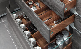 Cajones y extraibles con elementos de cristal y madera. Zuordnung: Stil Cocinas modernas, Planungsart Equipamiento interior de la cocina