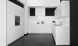 La cocina de en U diseñada para espacios pequeños está pensada para que el trabajo en la cocina sea un verdadero placer. Los frentes en laca diamante le garantizan que podrá disfrutar durante mucho tiempo de una cocina blanca y brillante. Zuordnung: Stil Cocinas modernas, Planungsart Cocinas en U