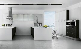 Este modelo de cocina propone crear dos espacios de trabajo, colocando el fregadero enfrente de la placa de cocción. Zuordnung: Stil Cocinas modernas, Planungsart Cocinas en línea