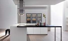 Dada es el fabricante de esta moderna cocina con isla y barra. Zuordnung: Stil Cocinas de diseño, Planungsart Cocinas en U