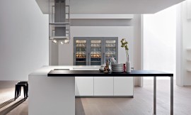 Dada es el fabricante de esta moderna cocina con isla y barra. Zuordnung: Stil Cocinas de diseño, Planungsart Cocinas con office