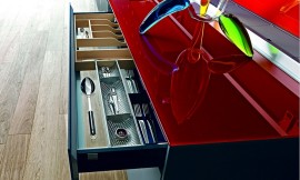 Cuerpo en gris con cristal extra fino en rojo Zuordnung: Stil Cocinas de diseño, Planungsart Cocinas americanas (abiertas)