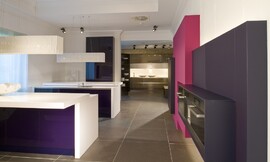 Cocina muy actual en diversos tonos de morado y blanco. Equipada con dos islas de cocina cada una con una barra Zuordnung: Stil Cocinas de diseño, Planungsart Cocinas con isla