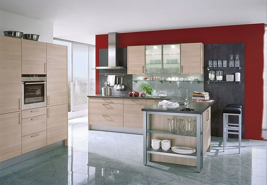 Cocina en L en madera de roble y lacado gris piedra, con columna de electrodomésticos y barra para comer