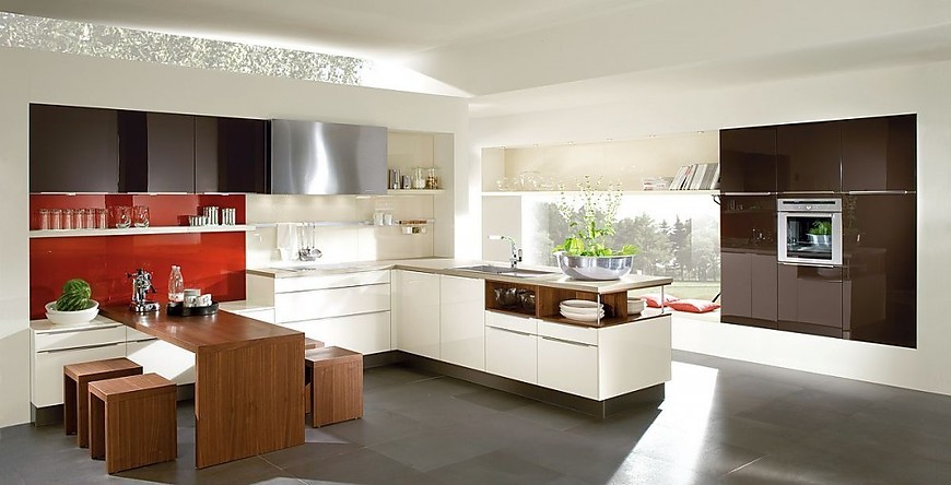 Cocina en L en blanco viejo con columna de electrodomésticos en marrón sepia y cristal y con mesa de madera