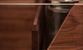 Cajón con equipamiento interior de nogal con elementos de cristal. La distribución interior es flexible ya que todos los elementos son extraíbles Zuordnung: Stil Cocinas clásicas, Planungsart Equipamiento interior de la cocina
