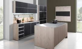 La utilización del cuero como frente de los armarios de cocina es una de las novedades que presenta zeyko en este modelo de cocina, aunque este material ya sea conocido por haber sido utilizado en otras estancias de la casa, como los sofás del salón. Para garantizar una larga vida al producto zeyko se ha inspirado en la utilización de este material en sitios tan sufridos como los asientos de los automóviles y utiliza materiales de igual calidad. Zuordnung: Stil Cocinas modernas, Planungsart Equipamiento interior de la cocina