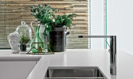 El diseño de líneas puras del fregadero y los grifos se integra sin fisuras en el concepto de diseño de esta cocina moderna y exclusiva. Zuordnung: Stil Cocinas modernas, Planungsart Cocinas en línea