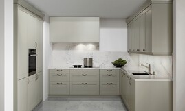 Cocina blanca, pequeña, y funcional. La falta de espacio no significa perder prestaciones y esta cocina ofrece todos los elementos que necesita para disfrutar del trabajo en la cocina. Zuordnung: Stil Cocinas clásicas, Planungsart Detalles del diseño