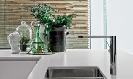 El diseño de líneas puras del fregadero y los grifos se integra sin fisuras en el concepto de diseño de esta cocina moderna y exclusiva. Zuordnung: Stil Cocinas de diseño, Planungsart Cocinas americanas (abiertas)
