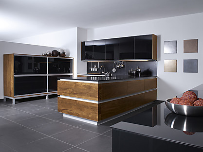 Cocina de madera con frente de madera de nogal