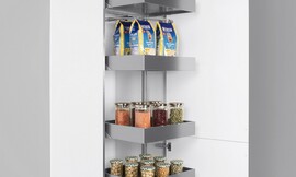 Armario despensero con cajones de metal, nos muestra lo bello que puede resultar el orden en la cocina. Zuordnung: Stil Cocinas de diseño, Planungsart Equipamiento interior de la cocina