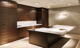 Una isla de cocina con una encimera que se abre y se extiende según nuestras necesidades es la solución ideal que proponen los diseñadores de Dada y Armani para poder disfrutar de esta cocina en todo momento. Zuordnung: Stil Cocinas de lujo, Planungsart Cocinas americanas (abiertas)