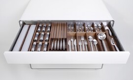 Cubertero chapado de nogal, para cajones, a-Box STEEL-LINE con la función extra ORGA-SET. Mantener el orden es fundamental en una cocina, conseguirlo no es fácil, pero con los equipamientos de interiores de Allmilmoe puede llegar a ser un placer. Zuordnung: Stil Cocinas de diseño, Planungsart Equipamiento interior de la cocina