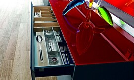Cuerpo en gris con cristal extra fino en rojo Zuordnung: Stil Cocinas modernas, Planungsart Cocinas en línea