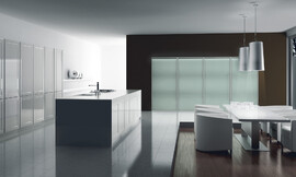 Una nueva interpretación de la comodidad en el hogar. Las líneas puras, los tonos claros y el lacado perfecto hacen que el diseño de esta cocina destaque con todo su esplendor. Zuordnung: Stil Cocinas de lujo, Planungsart Cocinas con isla