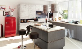 Cocina de diseño práctico con una pequeña isla, una barra elevada y armarios altos con un atractivo frente. Zuordnung: Stil Cocinas de diseño, Planungsart Cocinas con isla