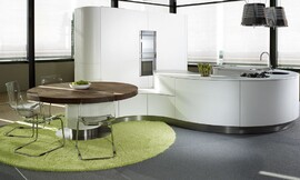 Cocina blanca de frentes sin tiradores. Sus líneas curvas favorecen la continuidad y la unión de espacios. Su diseño moderno y minimalista convierte la cocina en el centro de un hogar donde reinan el estilo y la comodidad. Zuordnung: Stil Cocinas de lujo, Planungsart Detalles del diseño