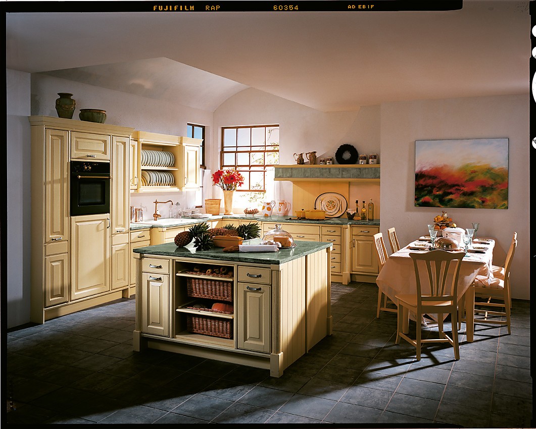 Con su calida elegancia y comodidad esta cocina clásica ofrece un ambiente maravilloso en una cocina magistral Zuordnung: Stil Cocinas rústicas, Planungsart Cocinas con office