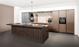 Modelo de cocina de lujo con frentes brillantes en bronce: ¿Quién esté buscando una verdadera joya se alegrará con esta exclusiva cocina. Gracias al color bronce, esta cocina de diseño parece ser muy valiosa. Otro punto a destacar son la barra en color roble oscuro y los armarios altos con frente en zinc. Zuordnung: Stil Cocinas de diseño, Planungsart Cocinas con isla