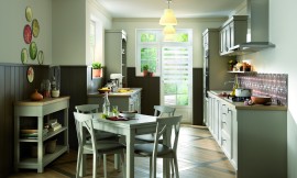 Cocina clásica organizada en dos filas de muebles de estilo clásico, que ayudan a organizar el espacio y facilitar el trabajo en la cocina. El grupo de sillas y mesa se integran en el estilo de la sala y permiten disfrutar del día a día en la cocina. Zuordnung: Stil Cocinas clásicas, Planungsart Cocinas con isla