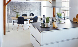 Ideal para los amantes de las cocinas de diseño minimalista: frentes de cocina en blanco puro en alto brillo combinado con las formas rectilíneas y el diseño “sin tirador”. Zuordnung: Stil Cocinas de diseño, Planungsart Cocinas en U