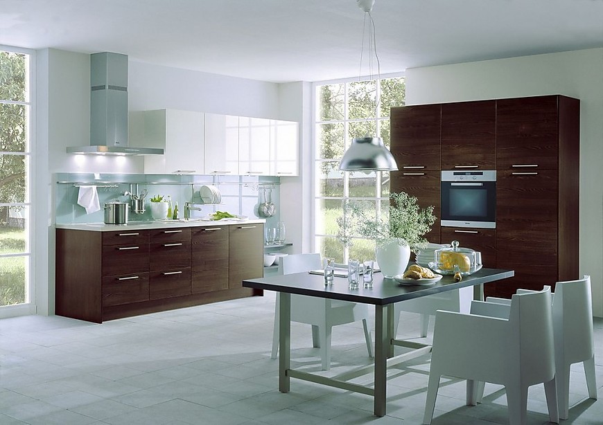 Cocina en línea de contrastes con armario columna de electrodomésticos en madera oscura y armarios altos en blanco alto brillo