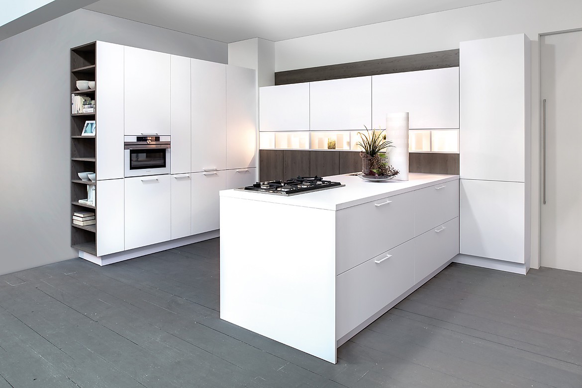 Blanco como la nieve, esta moderna cocina equipada de la casa Rotpunkt. El frente laminado se ha acabado con un color mate blanco Snow. El hecho de que las áreas individuales, tales como los estantes abiertos se realizan en la decoración de madera oscura con una veta vertical, esta cocina en U recibe una profundidad visual adicional y un &quot;+” Zuordnung: Stil Cocinas de diseño, Planungsart Cocinas en U