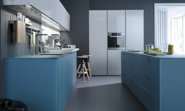 Frentes de cristal satinado y lacados de alto brillo, tonos azul verdoso y luminosos azules, la mezcla de colores y materiales crea en esta cocina un ambiente muy juvenil, fresco y agradable Zuordnung: Stil Cocinas modernas, Planungsart Cocinas en U