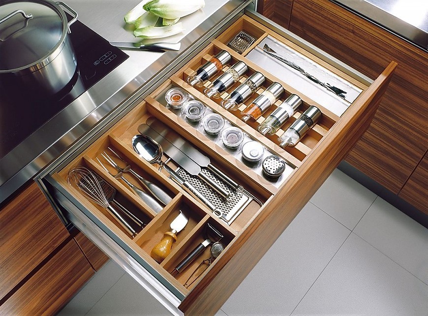 Cajón de madera de teak con equipamiento interior para cubiertos y especias