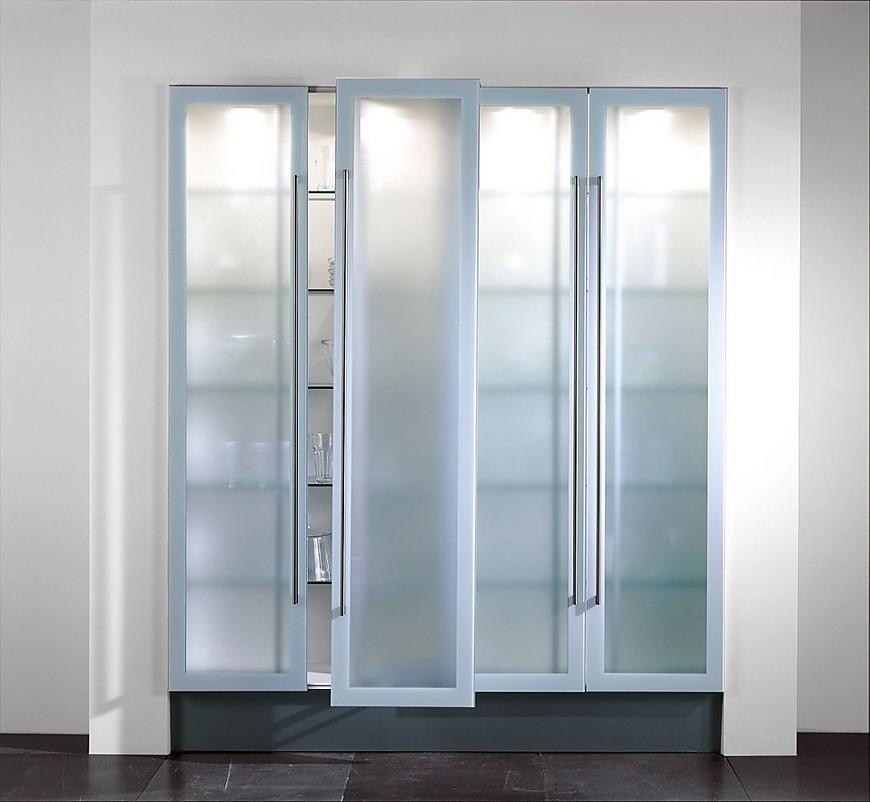 Amario columna de vitrina con puertas correderas de cristales opacos