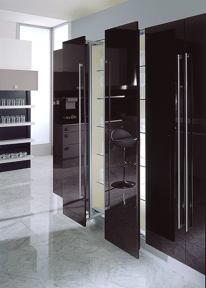 Sistema de armarios con puertas batientes en negro alto brillo