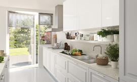 Cocina blanca clásica con muebles de frentes enmarcados. Sencilla, de líneas claras y práctica. Zuordnung: Stil Cocinas rústicas, Planungsart Detalles del diseño