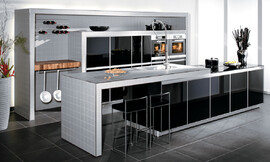 Esta moderna cocina de diseño, brilla con luz propia gracias a los materiales empleados, maderas nobles revestidas con el cristal de sus frentes y los azulejos que revisten la encimera y los armarios altos. Zuordnung: Stil Cocinas de diseño, Planungsart Cocinas americanas (abiertas)